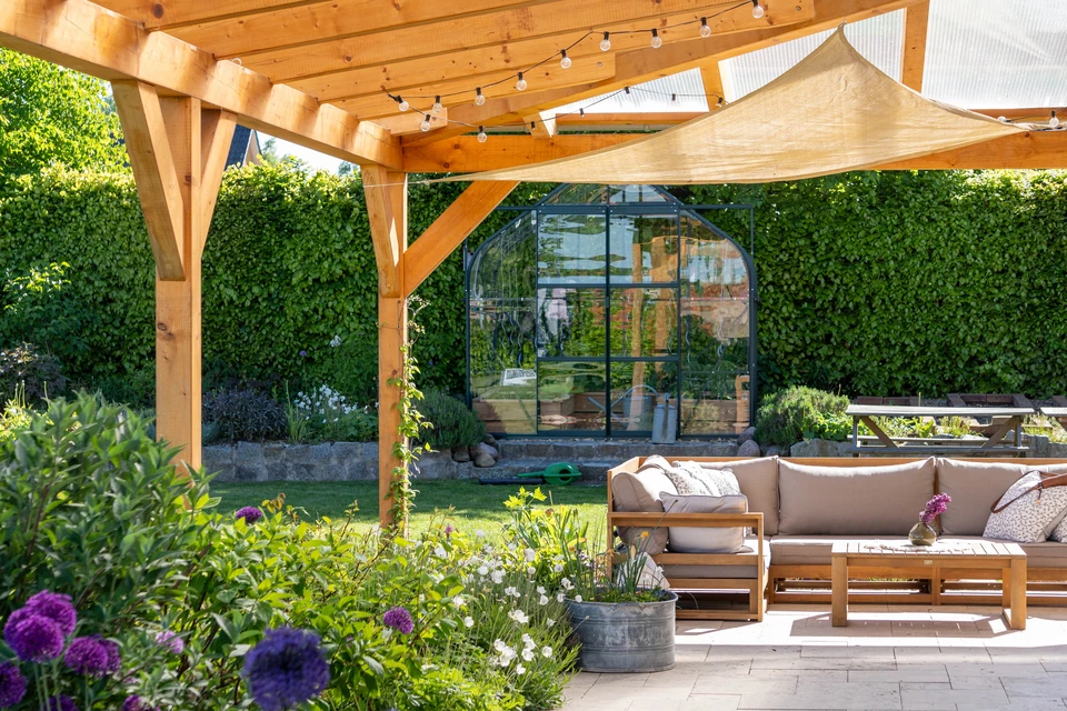 Jardin paysager avec bassin d'ornement et cascade artificielle
